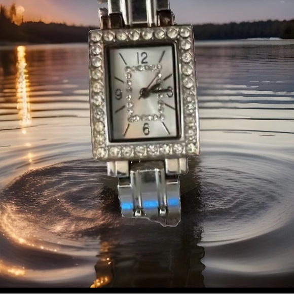 Ladys Silver 32 Rhinestone Studs Japan MVMT Stainless Steel Back New Battery VTG - Picture 6 of 8